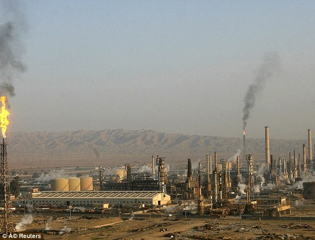 Ảnh IS tấn công mỏ dầu lớn nhất Iraq ở Banji hồi tháng 6.