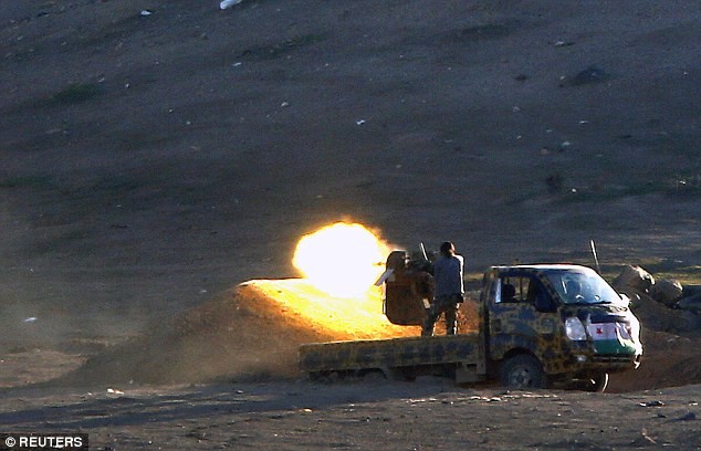 Hàng trăm người Kurd đang chiến đấu để ngăn Kobani rơi vào tay IS.