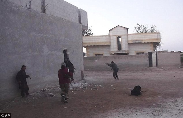 Khủng bố IS trên đường phố Kobani.