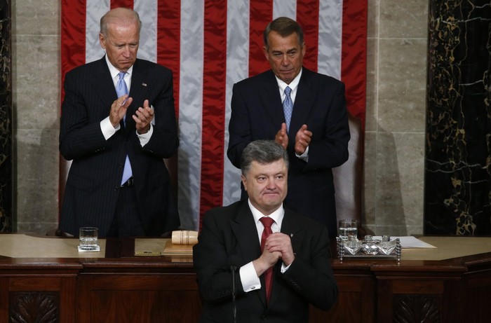 Tổng thống Ukraine Petro Oleksiyovych Poroshenko (giữa) tại Quốc hội Mỹ hồi tháng 9, nơi ông thống thiết kêu gọi Mỹ hỗ trợ vũ khí sát thương cho Kiev.