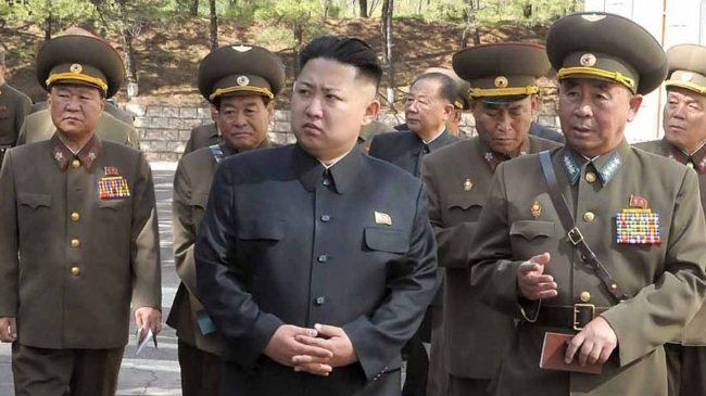 Nhà lãnh đạo Triều Tiên Kim Jong-un (giữa).