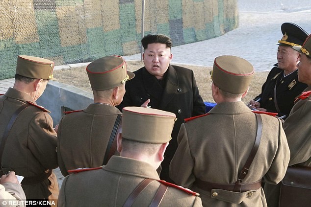 Các quan chức quân sự Triều Tiên chăm chú lắng nghe chỉ thị của nhà lãnh đạo trẻ tuổi.