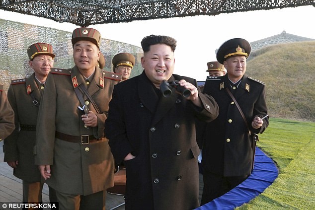 Nhà lãnh đạo trẻ tuổi của Triều Tiên quan sát tập trận.