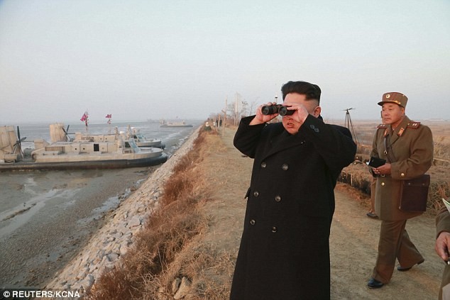 Kim Jong-un đứng gần các thủy phi cơ của Triều Tiên.