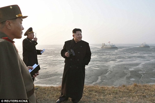 Nhà lãnh đạo Triều Tiên quan sát diễn tập đổ bộ ở bờ biển bí mật.
