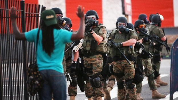 Bạo loạn bùng nổ ở Ferguson sau phán quyết xử trắng án viên cảnh sát của tòa án.