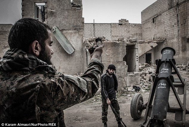 Phiến quân Syria chỉnh hướng cho pháo tự chế có tên &quot;pháo địa ngục&quot; ở Aleppo.