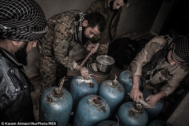 Phiến quân Syria tự chế bom.