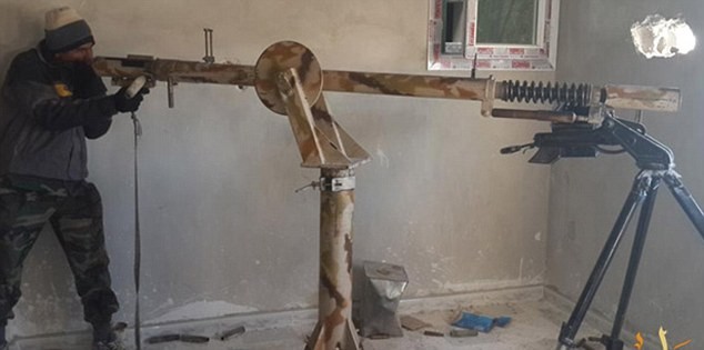 Khủng bố IS sử dụng súng trường bắn tỉa với giá đỡ khổng lồ trong một căn nhà tại Kobani.
