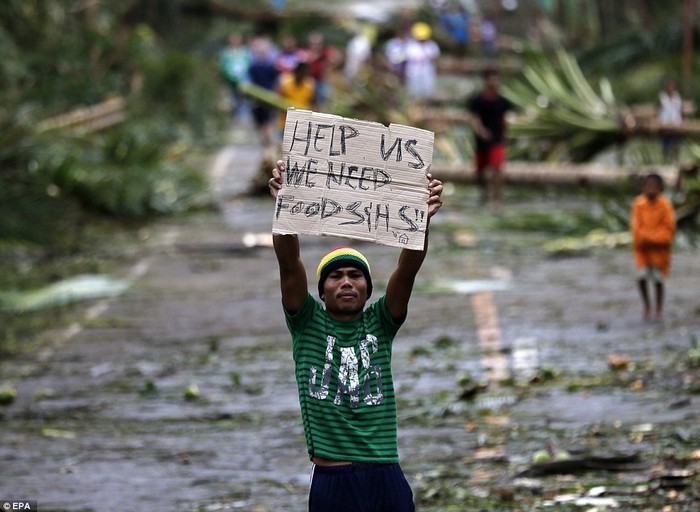 Người dân thị trấn Taft, đảo Samar kêu gọi giúp đỡ sau khi trở về nhà từ nơi trú ẩn.