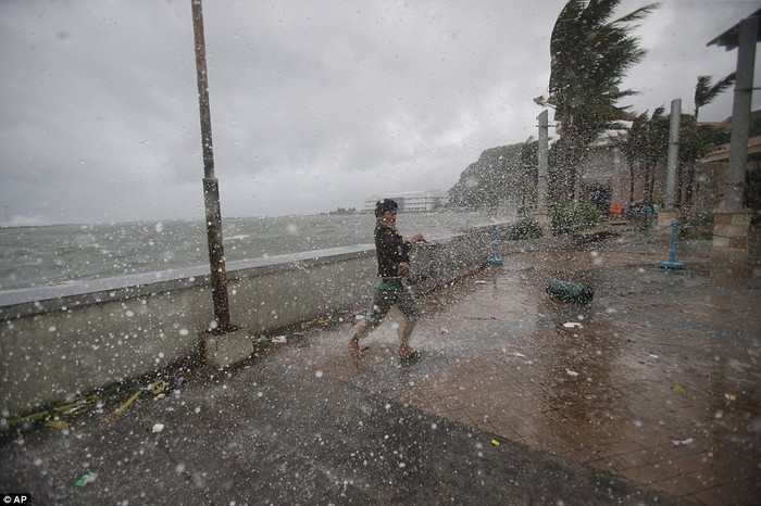 Sóng lớn tấn công các khu vực ven biển trong bão.