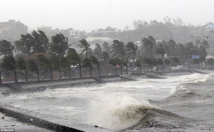 Bão Hagupit đổ bộ vào Philippines với sức gió lên tới 210 km/h.