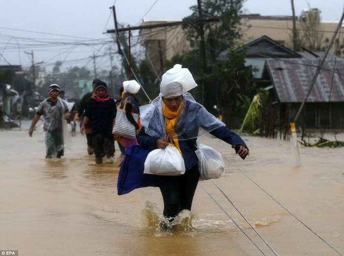 Người dân thành phố Borongan di chuyển trên các con đường ngập lụt.