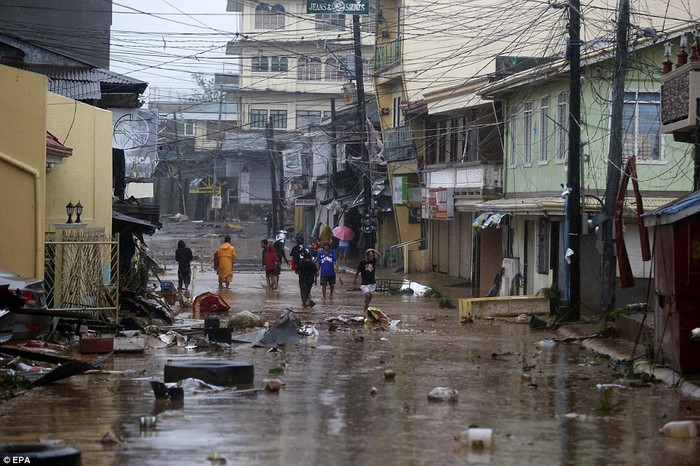 Người dân dân Borongan đánh giá thiệt hại sau bão Hagupit.