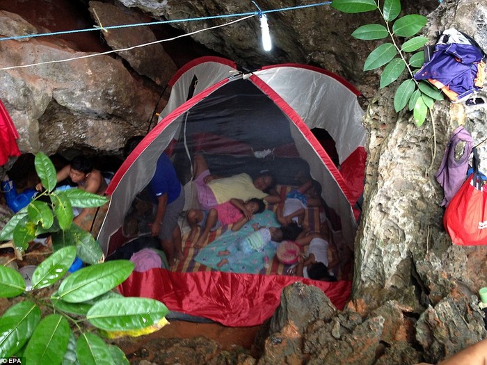Một gia đình Philippines tránh bão trong vách núi ở Guiuan, phía Đông tỉnh Samar.