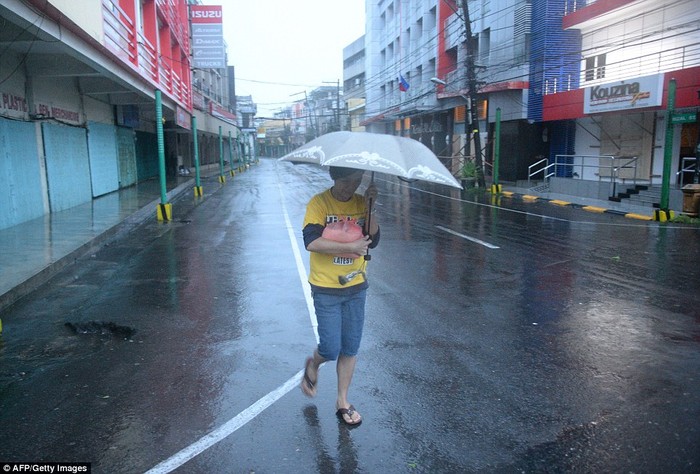 Thành phố Legazpi trở nên vắng vẻ do bão.