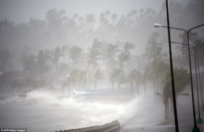 Sóng to và gió lớn do bão Hagupit mang lại khi tấn công khu vực phía đông Philippines.