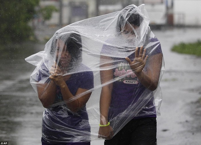 Trẻ em chui trong túi bóng để tránh mưa bão.