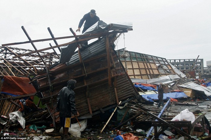 Người dân Tacloban kiểm tra thiệt hại sau bão.
