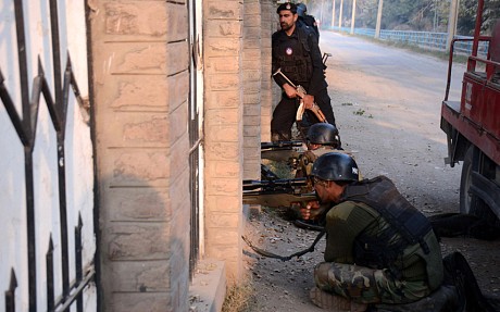 Lực lượng an ninh Pakistan bao vây trường học bị những tay súng Taliban tấn công.