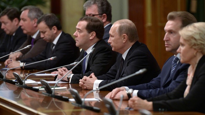 Tổng thống Nga Vladimir Putin (thứ ba từ phải sang) và Thủ tướng Dmitry Medvedev (thứ 4 từ phải sang) trong phiên họp nội các hôm 25/12.