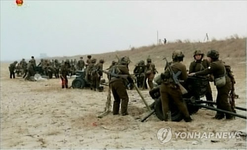 Các nữ quân nhân Triều Tiên tham gia tập trận.