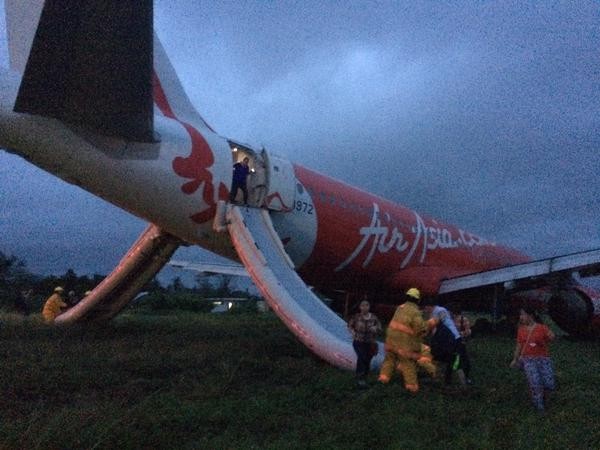 Hình ảnh chiếc máy bay của AirAsia trượt khỏi đường băng tại Philippines hôm 30.12.