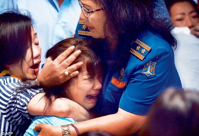 Thân nhân các nạn nhân máy bay AirAsia òa khóc khi nhận được thông tin đã tìm thấy các thi thể.