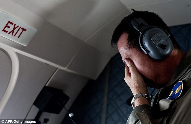 Lực lượng cứu hộ Indonesia không kìm được xúc động khi nhìn thấy các thi thể nạn nhân trên chuyến bay QZ8501.