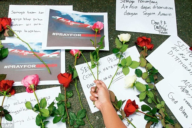 Người Indonesia cầu nguyện cho các nạn nhân của thảm kịch QZ8501.