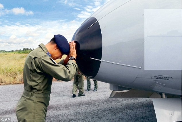 Phi công Indonesia cầu nguyện trước khi bắt đầu hành trình tìm kiếm.