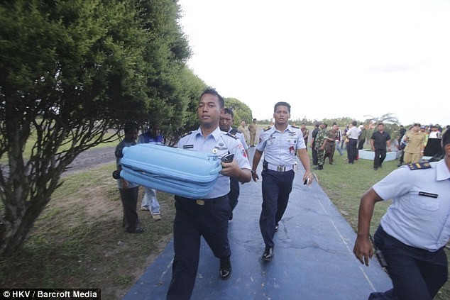 Hành lý của các hành khách trên chuyến bay QZ8501 được tìm thấy.