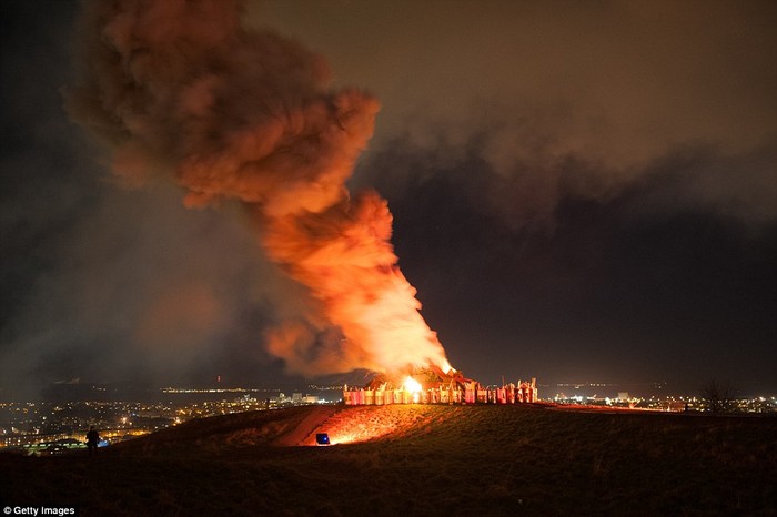 Pháo hoa chào năm mới được bắn từ Calton Hill trong lễ hội Hogmanay ở Edinburgh.