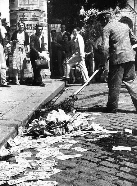 Tiền được quét như rác trên đường phố Hungary.