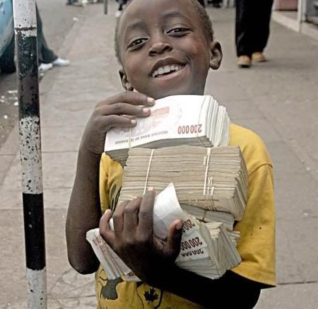 Trẻ em Zimbabwe cần từng này tiền mới có thể mua được một lon nước ngọt.
