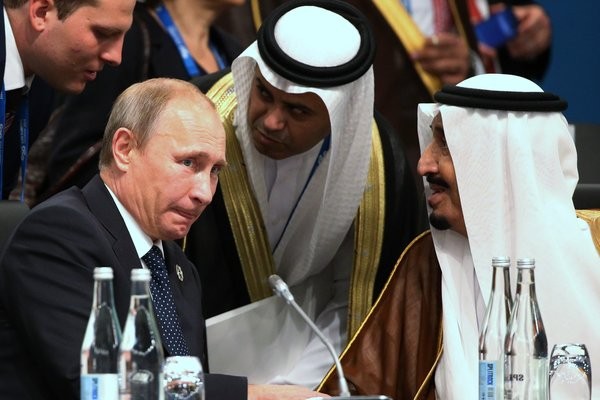 Tổng thống Vladimir V. Putin của Nga (trái) và Vua Salman, người vừa kế vị ngai vàng của Ả Rập Saudi.