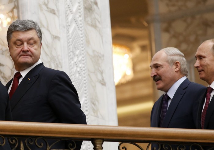 Tổng thống Poroshenko nhìn lại ông Putin sau cuộc hội đàm tại Minsk.
