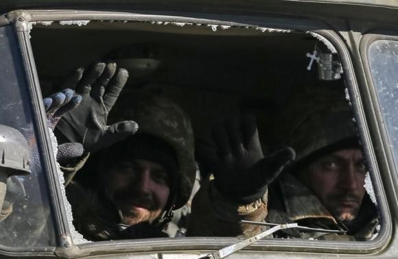 Các binh sĩ Ukraine trên chiếc xe rời Debaltseve ngày 18/2. Ảnh Reuters.