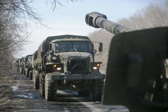 Phe ly khai kéo pháo khỏi tiền tuyến ở Donetsk hôm 24/2. Ảnh Reuters.