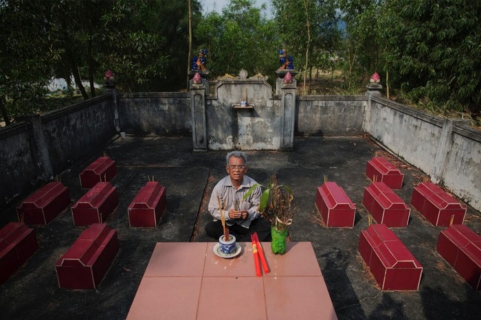 Cựu chiến binh Do Duc Diu bên trong nghĩa trang trên một ngọn đồi nhỏ. Đây là nơi ông an táng 12 trong số 15 đứa con của mình đã mất ngay sau khi chào đời do di chứng của chất độc da cam. Bên cạnh khu mộ này còn có một số ngôi mộ khác được ông xây sẵn làm nơi an nghỉ cho những người con gái còn lại đang bị bệnh rất nặng của mình. Ông Do Duc Diu bị nhiễm chất độc da cam trong thời gian tham gia chiến đấu. Trong hơn hai mươi năm qua, ông và vợ đã cố gắng sinh hạ một người con khỏe mạnh, nhưng đều không thành. Ông phát hiện ra mình nhiễm chất độc da cam sau khi người con thứ 15 ra đi ngay sau khi chào đời.