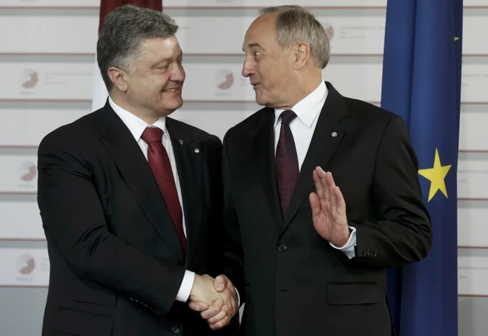 Tổng thống Latvia Andris Bērziņš đón chào Tổng thống Ukraine Petro Poroshenko (trái) tại Hội nghị Thượng đỉnh Đối tác phương Đông ở Riga, Latvia, ngày 21 tháng 5 năm 2015.