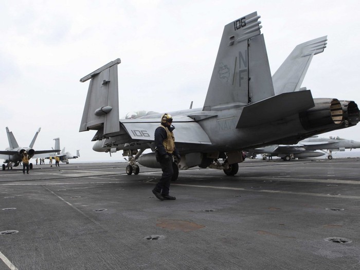 Chiến đấu cơ F/A-18E Super Hornet của Hải quân Mỹ được nhìn thấy đậu trên boong tàu sân bay USS George Washington trong cuộc tập trận Keen Sworth 15 với Mỹ tại Nhật Bản năm 2014.