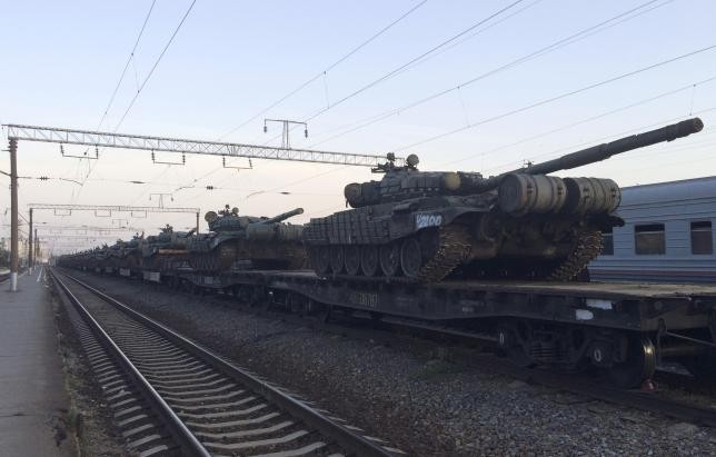 Xe tăng được nhìn thấy trên một chuyến tàu chở hàng ngay sau khi đến nhà ga ở thành phố phía nam của Nga Matveev Kurgan, gần biên giới Nga-Ukraine trong khu vực Rostov ngày 26/5. Ảnh do phóng viên Reuters chụp bằng điện thoại di động.