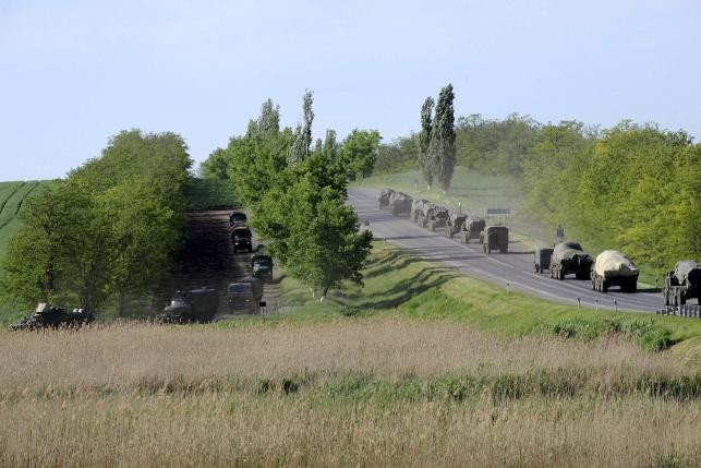 Đoàn xe quân sự di chuyển trên biên giới Nga gần Ukraine trong Matveev Kurgan, khu vực Rostov ngày 24/5.