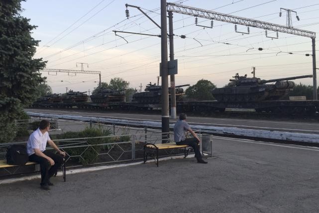 Tàu chở thiết bị quân sự tại nhà ga ở Matveev Kurgan ngày 26/5.