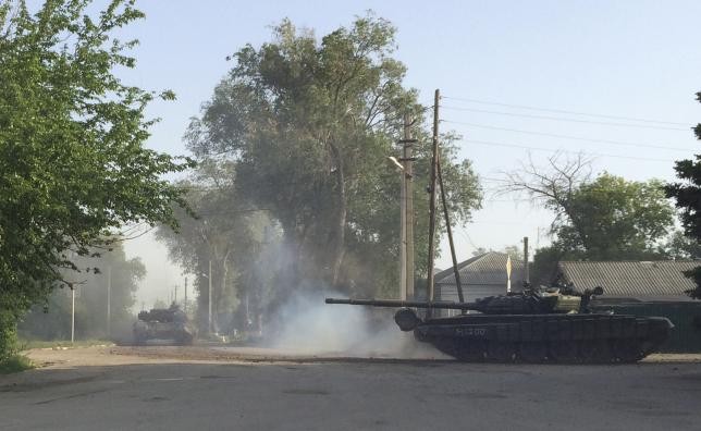 Xe tăng di chuyển trên đường phố Matveev Kurgan ngày 26/5.