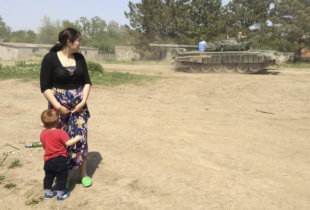 Xe tăng Nga di chuyển ở Kuzminsky gần biên giới Nga-Ukraine trong khu vực Rostov, Nga, ngày 26 tháng 5 năm 2015.
