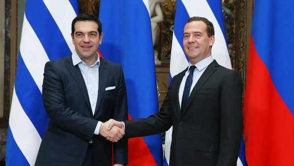 Thủ tướng Hy Lạp Alexis Tsipras (trái) và Thủ tướng Nga Dmitry Medvedev. Ảnh Rian.