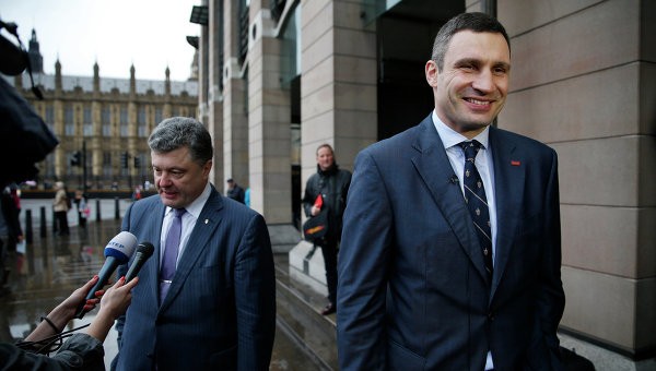 Tổng thống Ukraine Petro Poroshenko (trái) và Thị trưởng Kiev Vitali Klitschko.