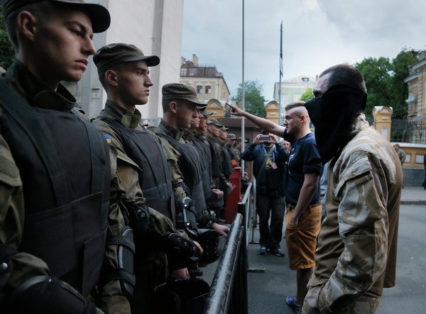 Những người ủng hộ Right Sector (bên phải) đối mặt với cảnh sát trong cuộc biểu tình ở Kiev. Ảnh Rian.